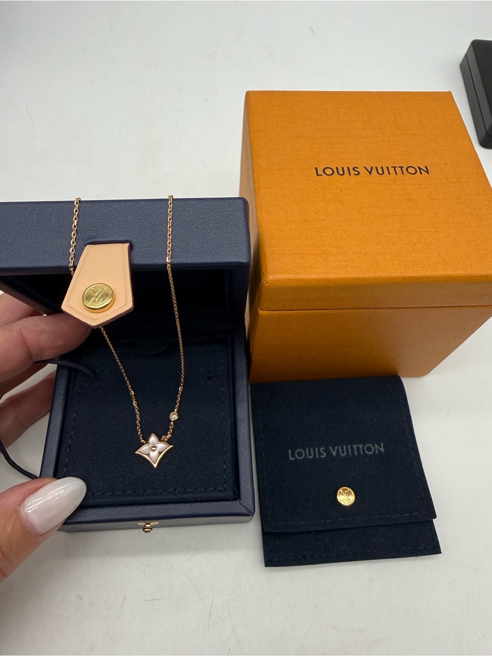 LOUIS VUITTON
Star Blossom 18k pink gold mother of pearl necklace 18” long